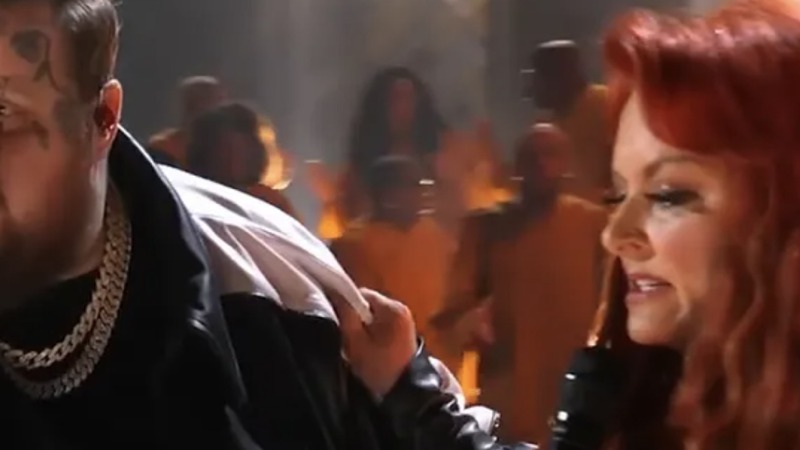 [VIDEO] Wyonna Judd Unable to Stand on Her Own During Scary CMA Performance