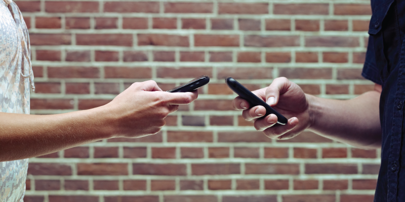 Drunk Guy Thinks He’s Getting a Girls Number, But She Actually Sent Herself $3,000 From His Phone