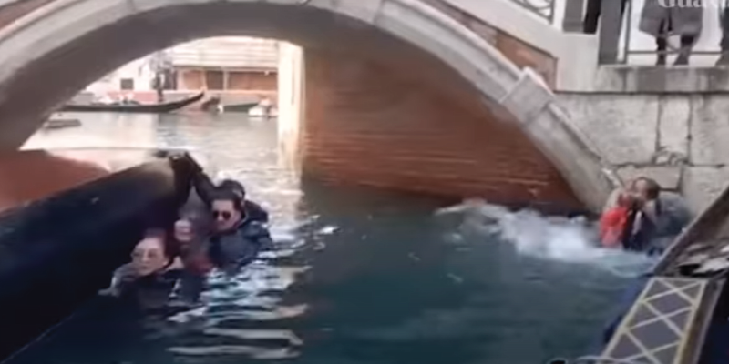 [VIDEO] Venice Gondola Capsizes After Tourists Refuse to Sit Down and Stop Taking Selfies